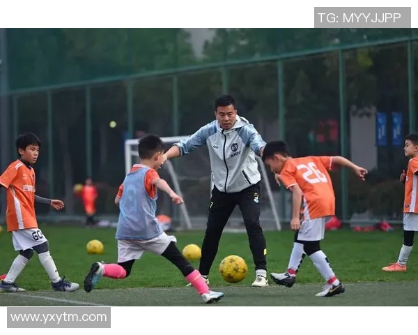 大波浪足球明星的传奇之路与场上风采的完美结合