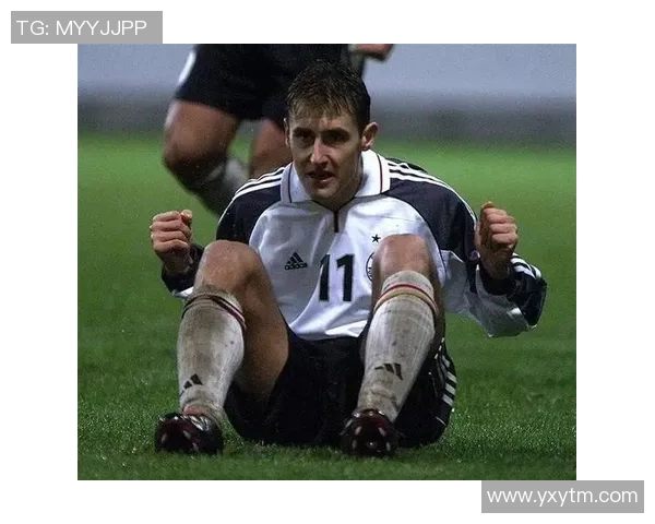 足球明星克洛泽精美摆件图片展示与收藏价值解析